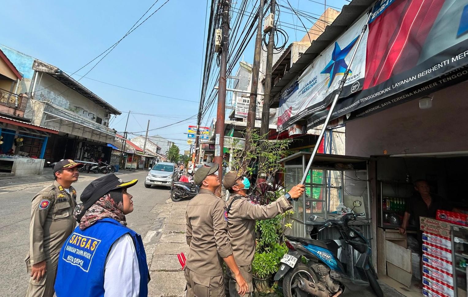 Bersama Satgas KTR, Lurah Baktijaya Sisir dan Tertibkan Iklan Rokok di Ruang Publik