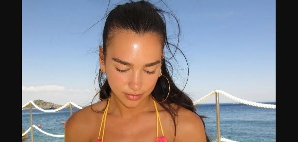 Tampil Berani di Pantai, Dua Lipa Curi Perhatian dengan Gaya Bikini Simpel nan Elegan