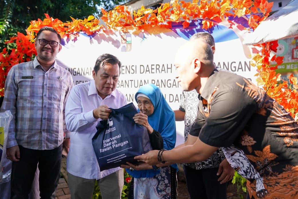 Pemkot dan DPRD Kota Bogor Salurkan Bantuan Pangan bagi 1.475 Keluarga Rentan