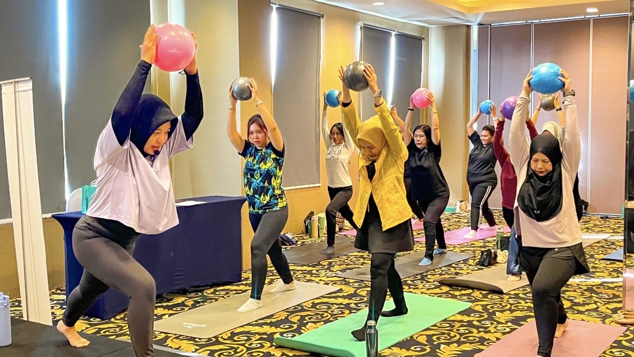 “Morning Recharge Mat Pilates” ala favehotel Rungkut Surabaya bersama FIT HUB & Super Skin