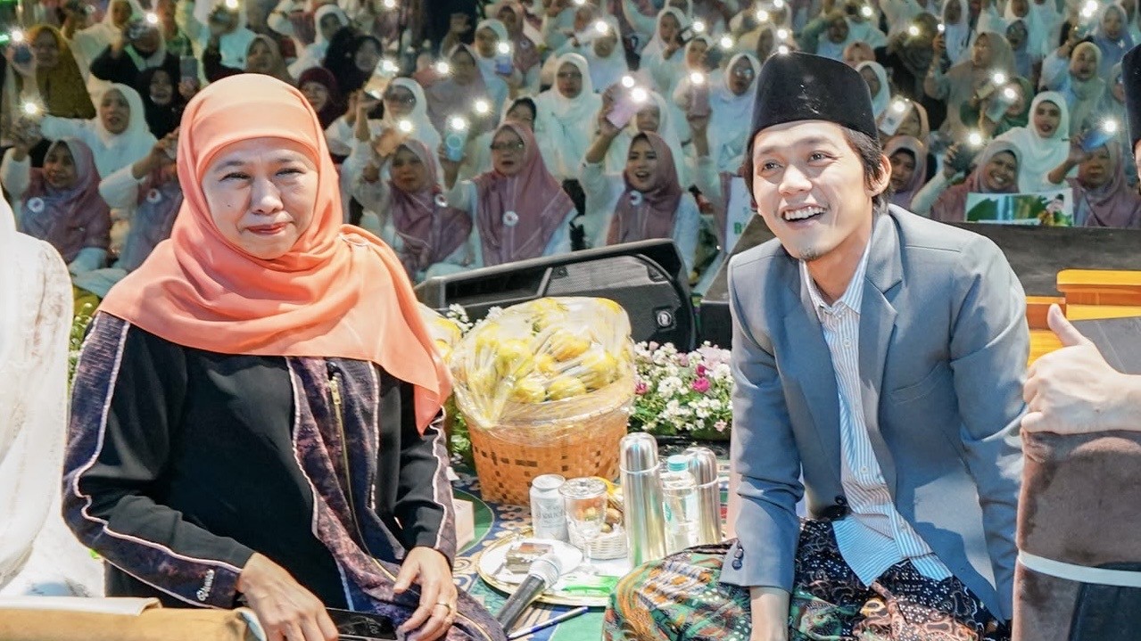 Gubernur Khofifah Bareng Gus Iqdam Bersholawat, Ajak Warga Wujudkan Keberkahan bagi Jatim