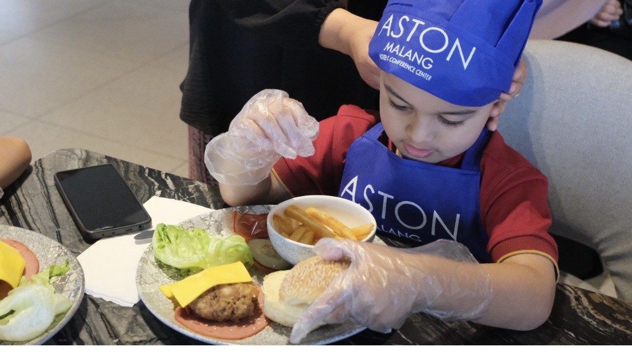 Sambut Hari Anak Nasional, Aston Malang Gelar Burger & Splash Kids Cooking Class Edisi Kedua