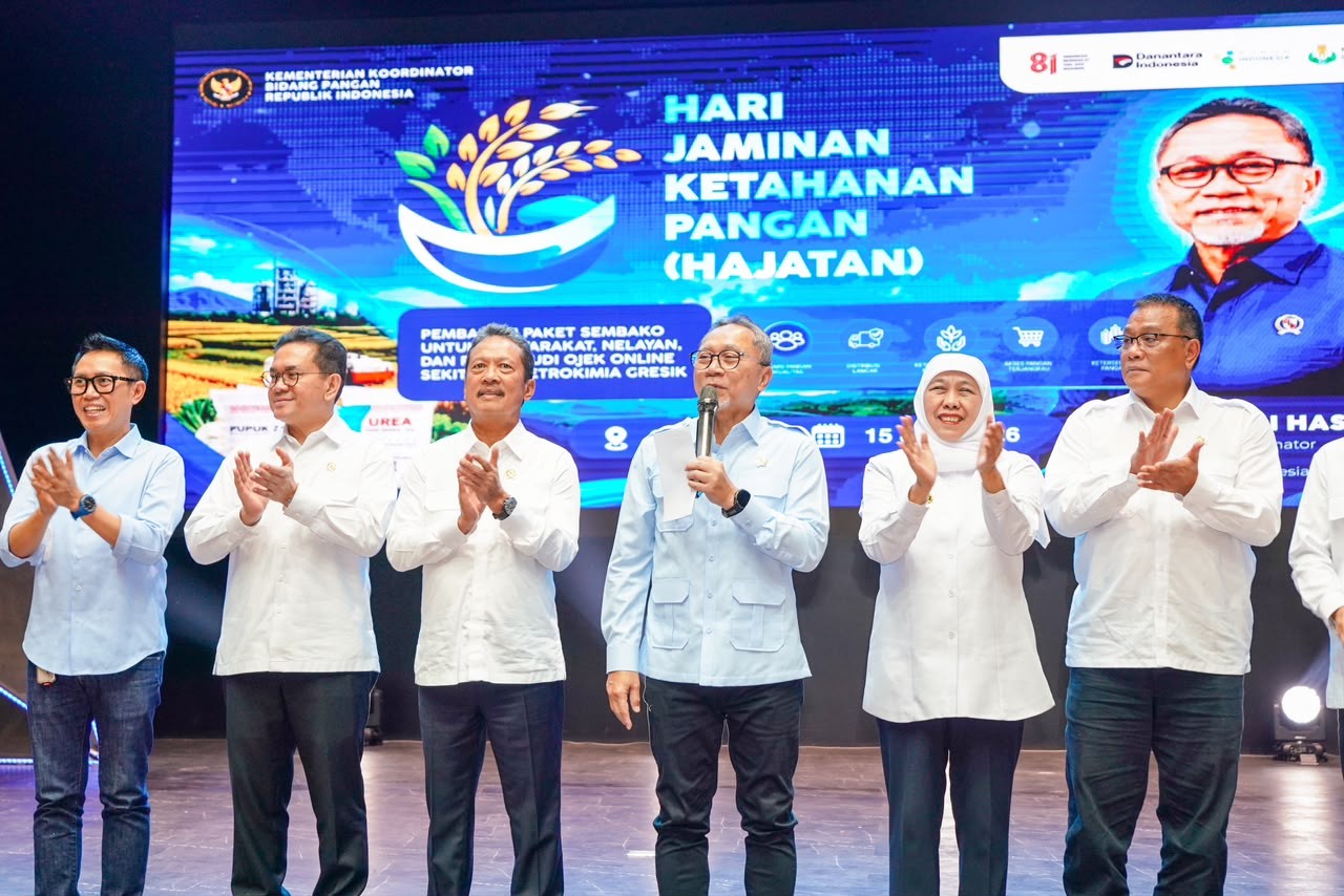Gubernur Khofifah bersama Menko Pangan Zulhas Bagikan Ratusan Paket Sembako untuk Ojol dan Masyarakat di Gresik