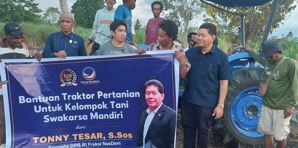 Legislator Tonny Tesar beri Bantuan Traktor untuk Petani Abepura Papua