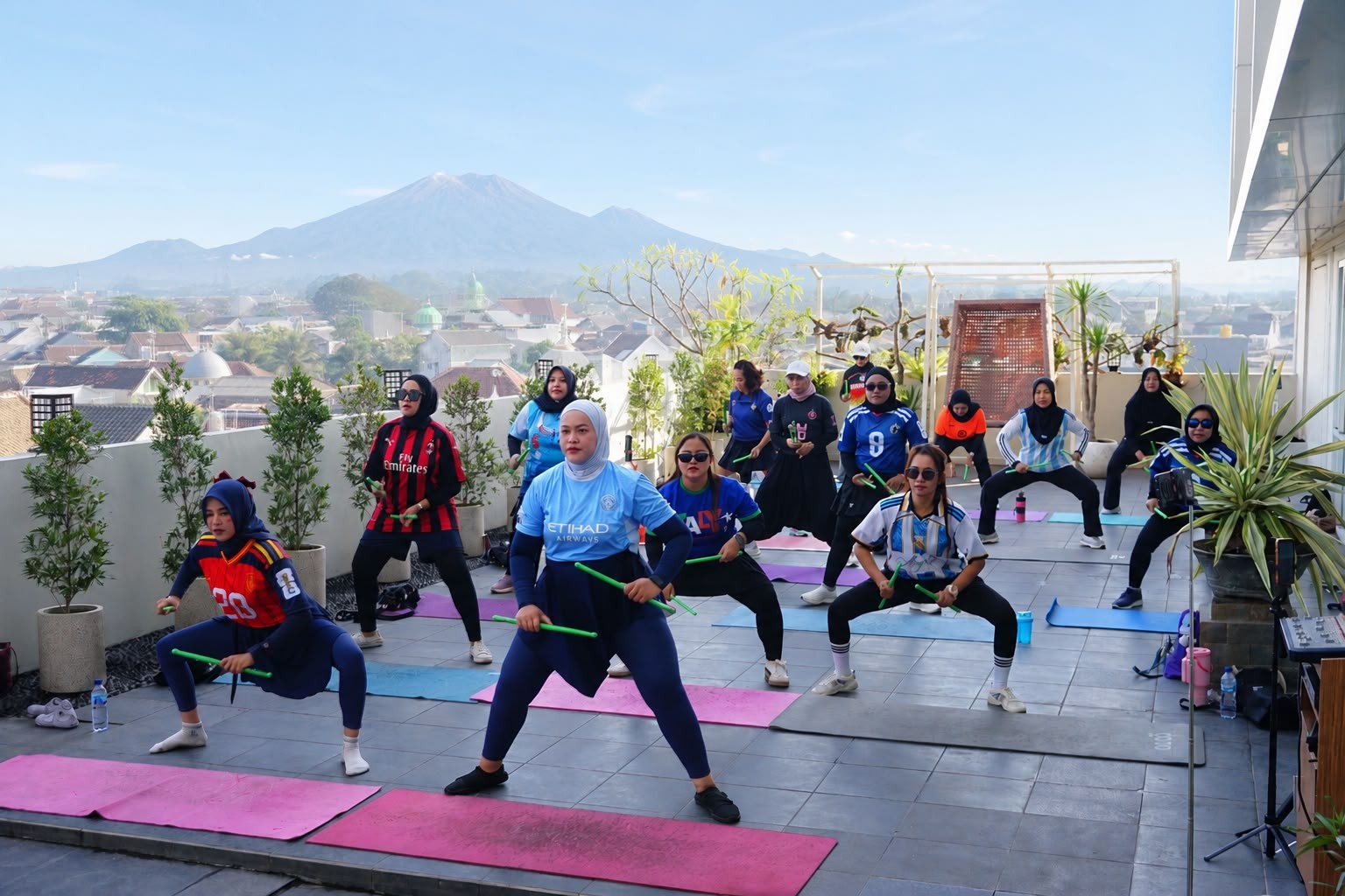 Atria Hotel Malang Tawarkan Pengalaman Staycation dengan Kolam Renang Outdoor Berlatar Pegunungan