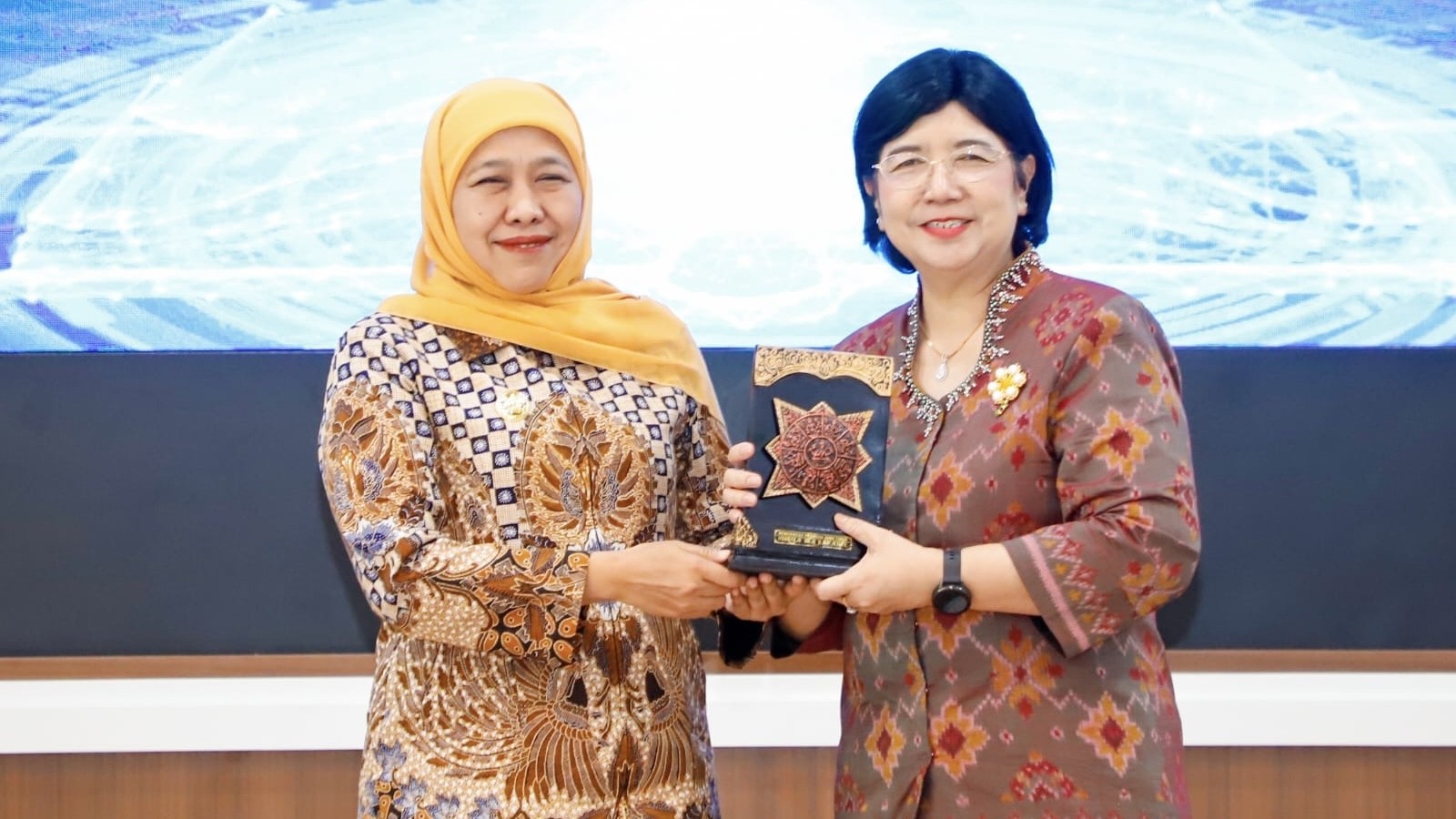 Khofifah Dampingi Pjs Gubernur BI Destry Tinjau Program Ketahanan Pangan SMAN Taruna Nala