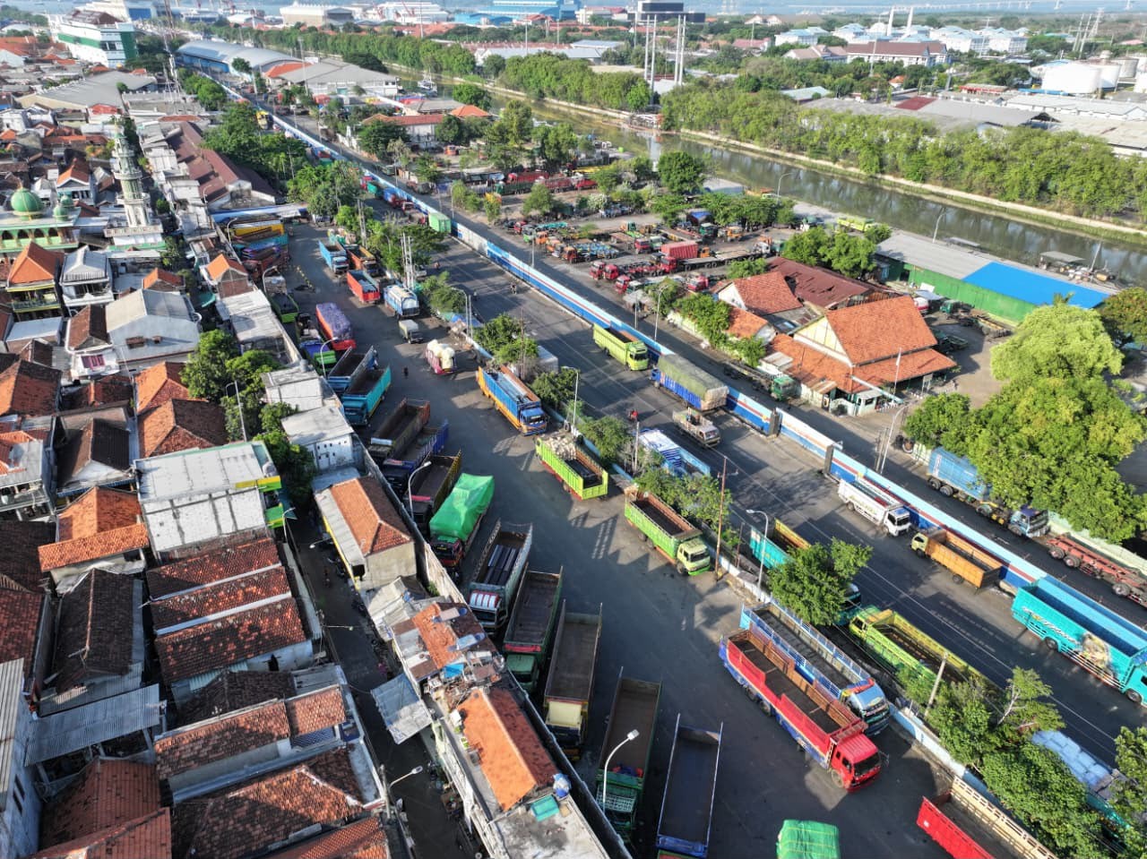 Pelindo Pastikan Antrean Kendaraan di Tanjung Perak Bukan Akibat Kapasitas Pelabuhan