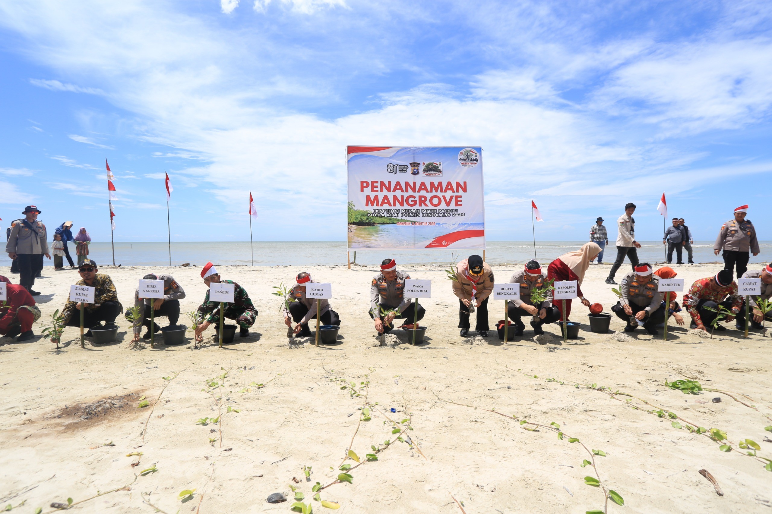 Ekspedisi Merah Putih Tiba di Rupat, Polda Riau Bantu Nelayan hingga Tanam Seribu Mangrove