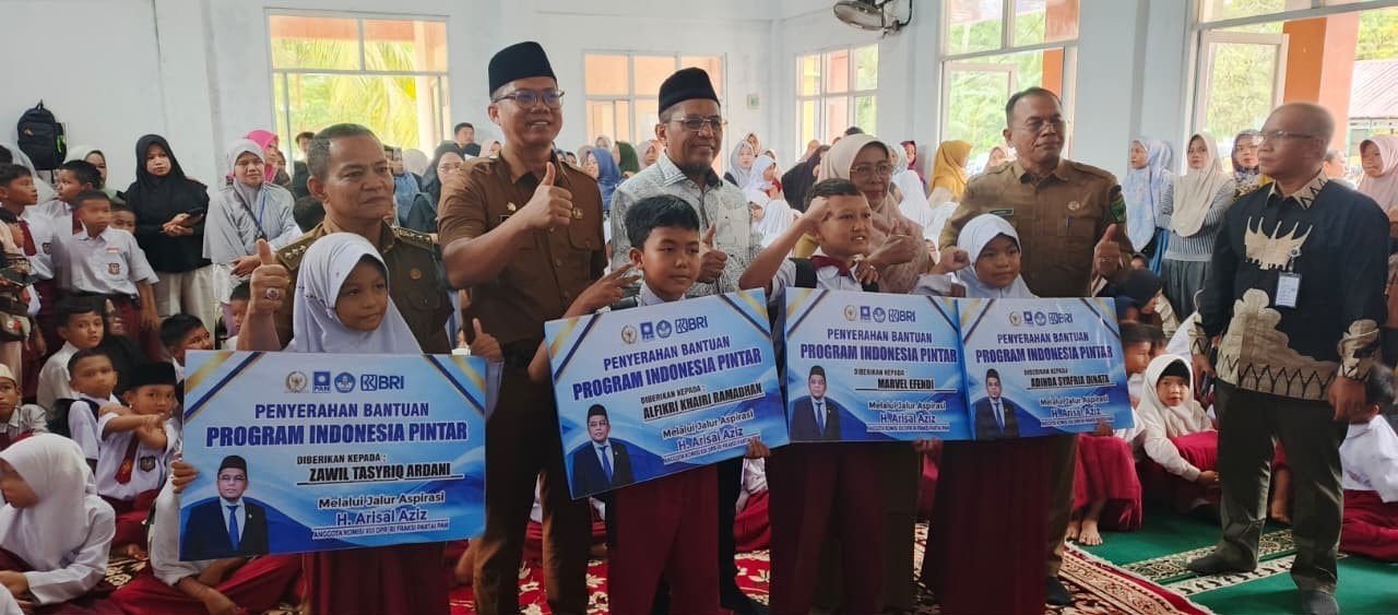 H. Arisal Aziz Serap Aspirasi Masyarakat, Salurkan Beasiswa PIP kepada 837 Pelajar SD dan SMP