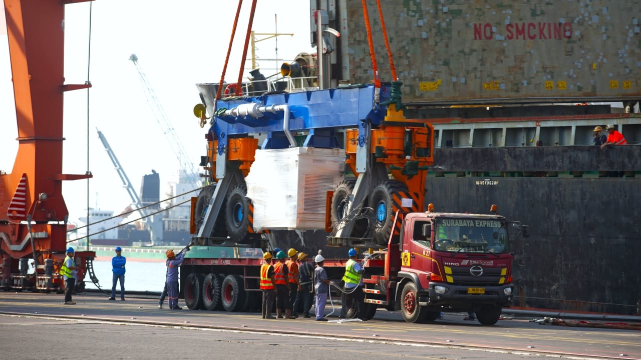 Perkuat Layanan TPK Nilam, Terminal Teluk Lamong Tambah Alat Bongkar Muat Listrik