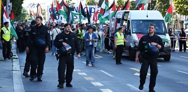 Berlin Bergemuruh, Ratusan Pendukung Palestina Gelar Aksi Solidaritas untuk Gaza