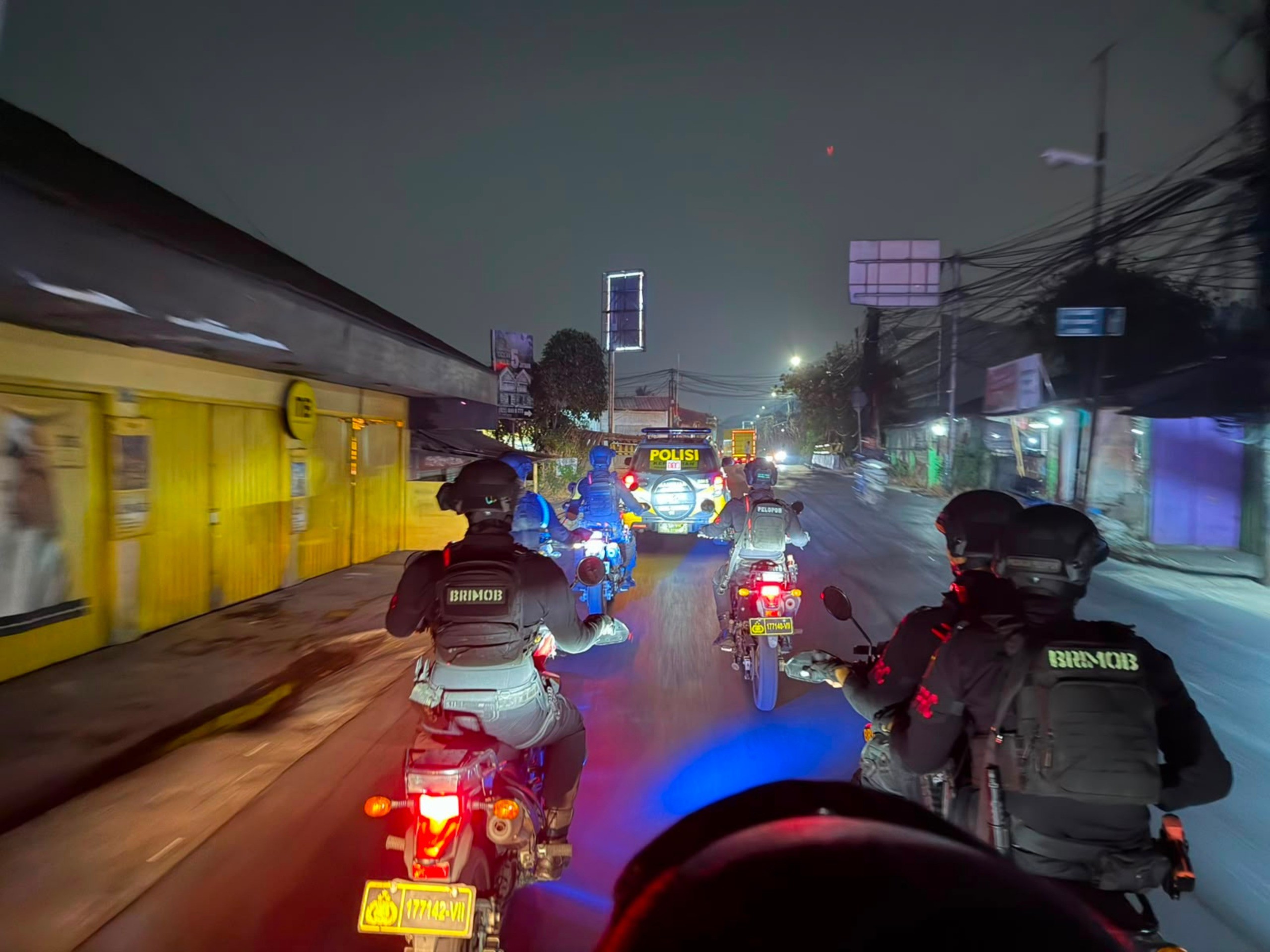 Pemotor Hantam Bus di Bekasi, Polisi Bantu Evakuasi 