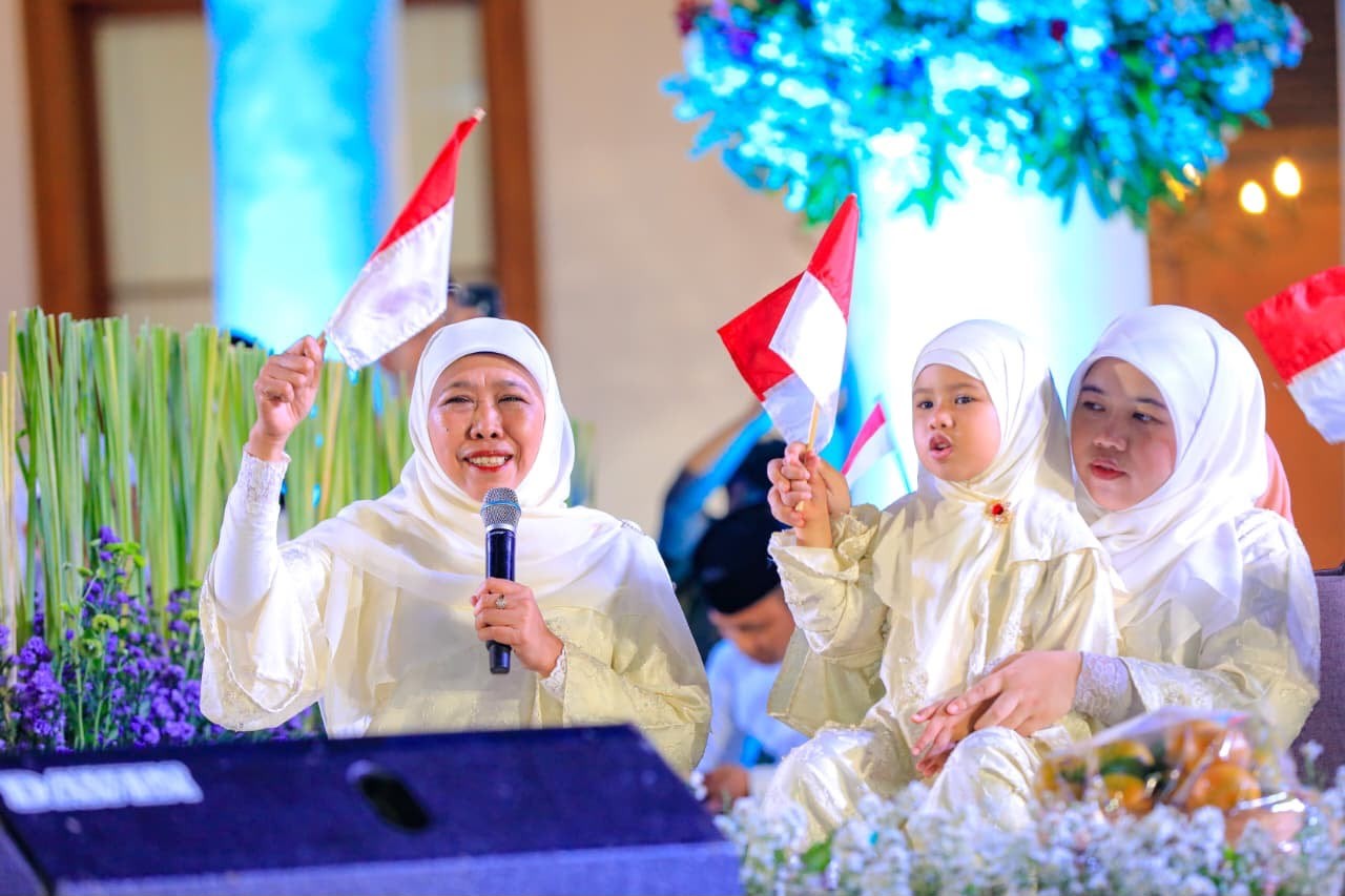 Gubernur Khofifah Bersama Habib Syech Gelar Dzikir-Sholawat Bersama Sambut HUT ke-81 RI di Grahadi