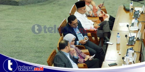 Anggota Fraksi PKB “Terciduk” Main HP