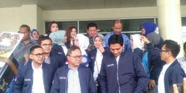 Ketua MPR RI Bagikan Parsel Di Hari Ibu