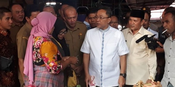 Datangi Pasar Tradisional Lambaro, Ketua MPR RI: Ekonomi Di Aceh Bagus Perlu Di Tingkatkan Lagi
