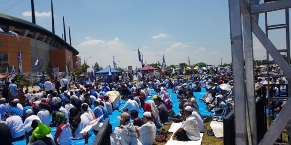 Tunggu Kedatangan Prabowo, Massa Sholat Jumat di Lapangan Pakansari