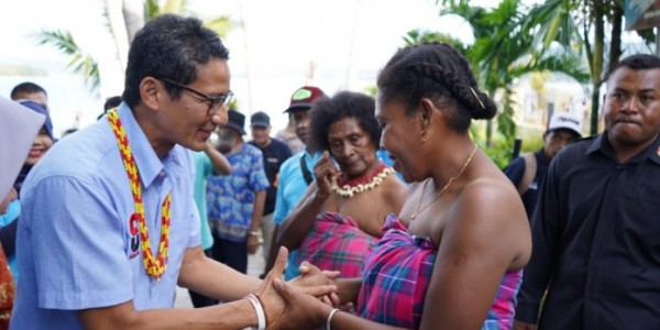 Tiba di Manokwari Sandiaga Uno disambut Tarian Yospan
