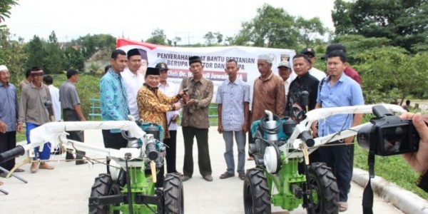 Serahkan Bantuan Alat Pertanian, Ketua Fraksi PKS: Negara Berhutang Budi Sama Petani