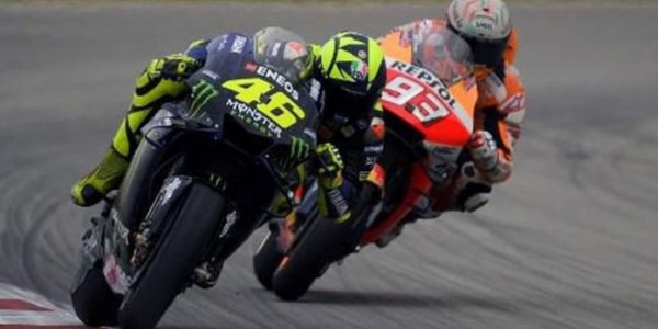 Dikuntit Marquez, Rossi: Mungkin Dia Tak Miliki Pengalaman Yang Cukup