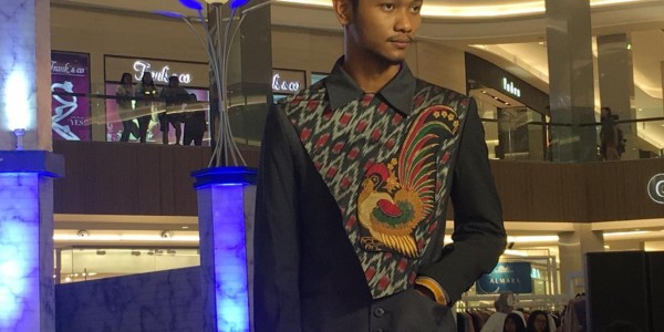 Tema Busana Ayam Jago Meriahkan Modes Show di Bulan Ramadhan