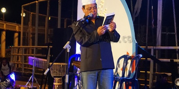 Penonton Takjub Lihat Aksi Paman Birin Baca Puisi “Tadarus Langkah”