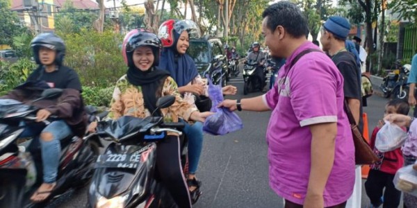 530 Takjil Ditebar Ikatan Alumni Perisai Diri Smantass di Surabaya