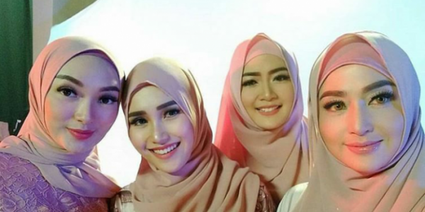 Sering Tampil Seksi, Dewi Persik dan Gotik Akhirnya Berhijab