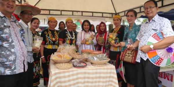Bintang Puspayoga Dorong Pengrajin Batik Gedog Lakukan Inovasi