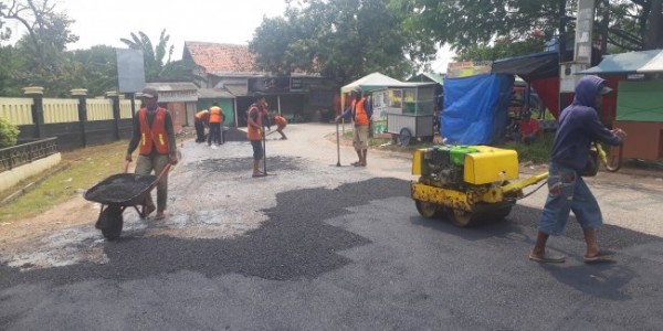 Pengaspalan di Depan Kantor Camat Cibitung Diduga Tak Maksimal