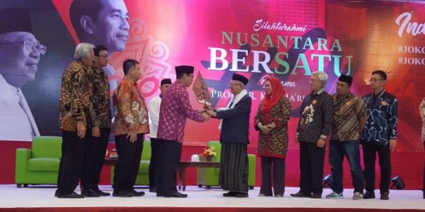 Legislator PDIP Ini Serahkan Gunungan Simbol Nusantara kepada KH Ma’ruf Amin
