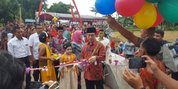 Anggota DPR RI Henky Kurniadi Realisisasikan Jembatan Gantung di Mabung Nganjuk