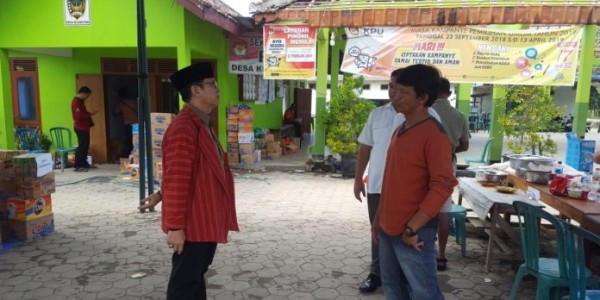 Henky Kurniadi Kunjungi Desa yang Terdampak Banjir dan Memberi Bantuan