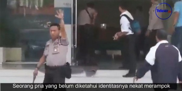 Video: Pria Bawa Parang Rampok Bank BNI