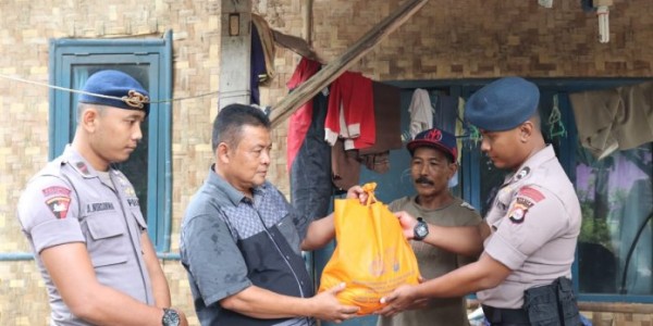 Brimobda Banten Salurkan Zakat Personil Polda kepada Warga Kurang Mampu