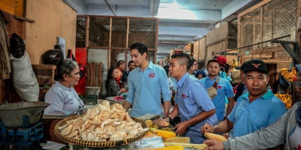 Sambil Terisak, Pedagang Pasar Madiun Titipkan Dana Buat Prabowo-Sandi