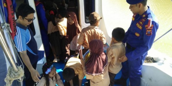 Sulap Kapal Polisi Jadi Taman Baca Apung