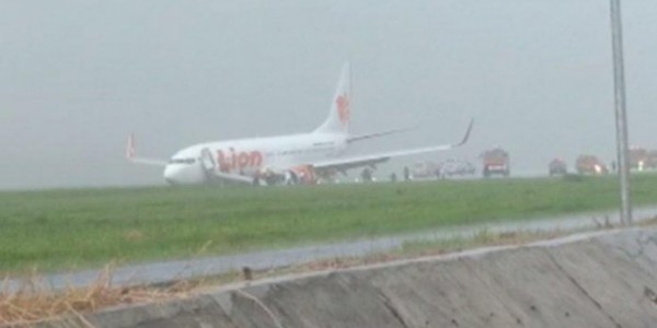 Pesawat Lion Air Tergelincir Di Bandara Supadio