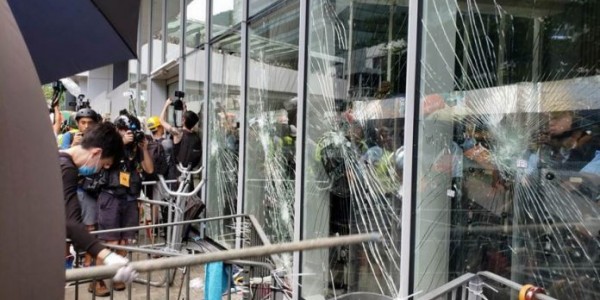 Berujung Ricuh, Massa Pecahkan Kaca Gedung Parlemen Hong Kong