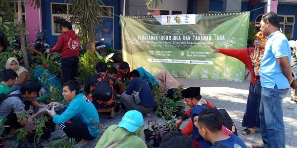 Kurangi Pemanasan Global, IMM Surabaya Tanam 1000 Bunga & Toga di Pesisir