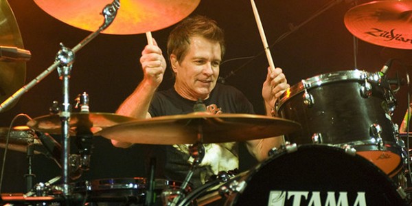 Drummer Mr. Big Tutup Usia