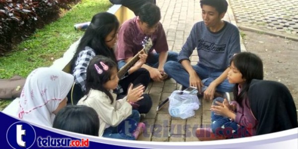 Amazing Banget… Komunitas ABG Ini Buat Bimbel Jalanan di Taman-taman Ibukota
