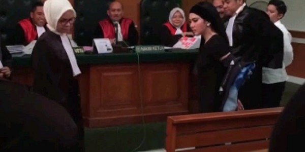 Buka Jaket Di Pengadilan, Syahrini Disoraki