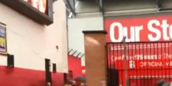 Fans Roma dan Liverpool Bentrok, Satu Orang Sekarat Kepalanya Bocor