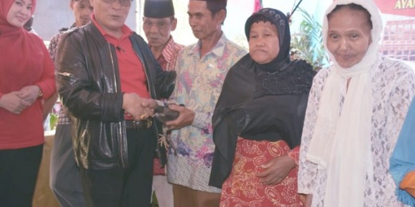 Kikis Kemiskinan, Kementan Serahkan Bantuan ke Warga Pandeglang