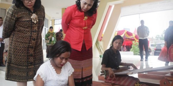 Bintang Puspayoga Minta Kerajinan Lokal Terus Dikembangkan