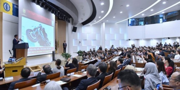 Dihadapan Mahasiswa HUFS Korea, Jokowi Banggakan Aksi Stuntmannya di Asian Games