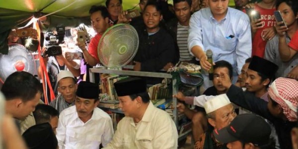 Kunjungi Korban Gempa Lombok, Prabowo Berikan Sarung dan Terpal
