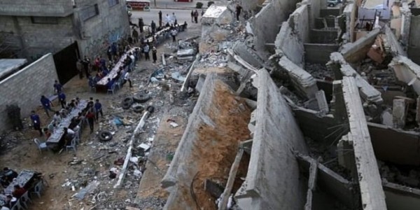 Warga Palestina Buka Puasa Bersama di Tengah Puing Gedung di Kota Gaza