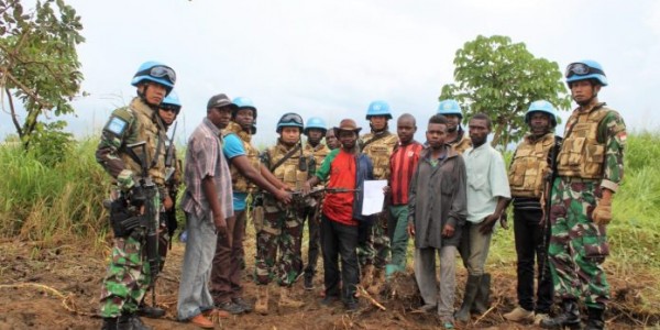 Warga Ex-Combatan Serahkan Senjata Pada Satgas TNI Konga XXXIX-A RDB MONUSCO di Republik Demokratik Kongo